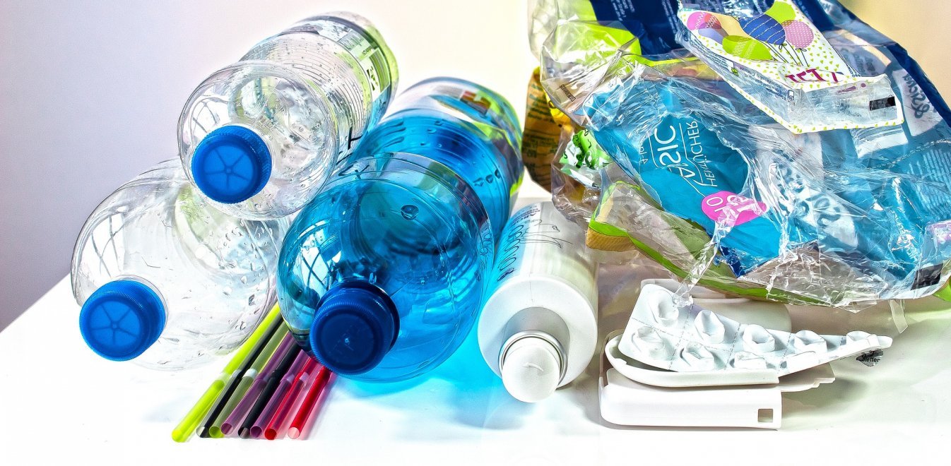 Τα εννέα είδη πλαστικών μίας χρήσης που θα αποτελέσουν παρελθόν από τον Ιούλιο του 2021