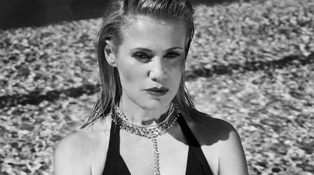 Κωνσταντίνα Μιχαήλ: Ποζάρει με μαύρο αποκαλυπτικό μαγιό και ψηλοτάκουνα και «ανάβει φωτιές» (φωτο)