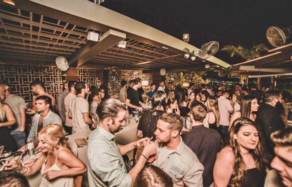 Άρση μέτρων: Ποιες υπηρεσίες και καταστήματα επανεκκινούν από σήμερα – Οι κανόνες λειτουργίας στους εσωτερικούς χώρους