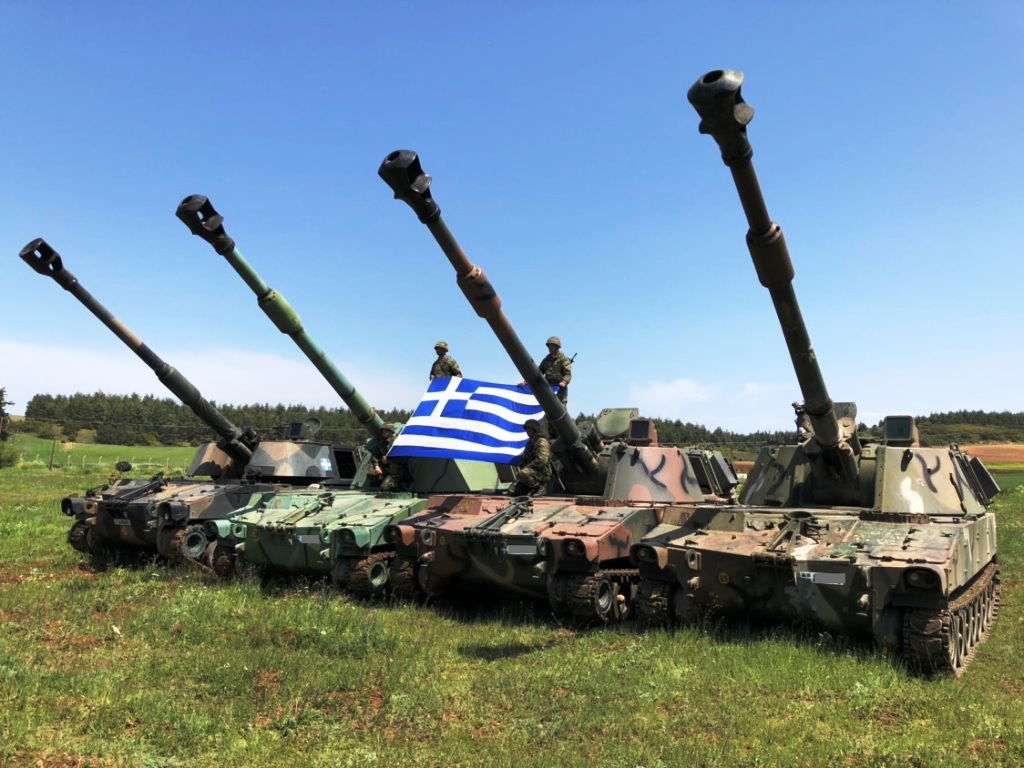 Εντυπωσιακά πλάνα από βολές πυροβολικού του Στρατού Ξηράς στον Έβρο (βίντεο)