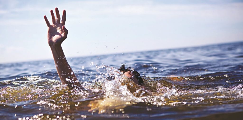 Αυτές είναι οι πρώτες βοήθειες για έναν πνιγμό στη θάλασσα – Τα βήματα που πρέπει να ακολουθήσετε