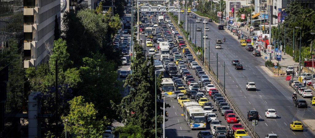 Καλλιθέα: Έσπασε κεντρικός αγωγός σε παράδρομο της Συγγρού – Μεγάλη διαρροή νερού