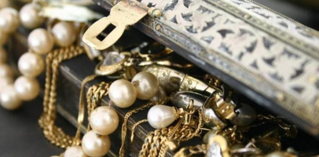 Βρέθηκε το σεντούκι με τα σμαράγδια που είχε κρύψει συλλέκτης έργων τέχνης – Το αναζητούσαν μια δεκαετία