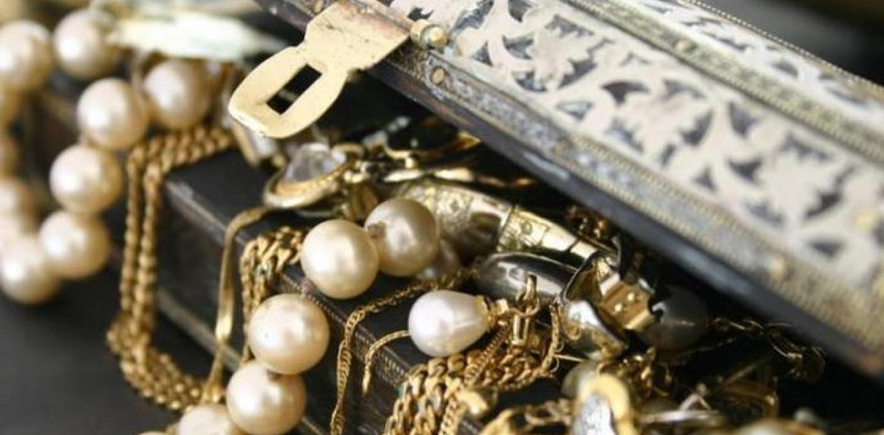 Βρέθηκε το σεντούκι με τα σμαράγδια που είχε κρύψει συλλέκτης έργων τέχνης – Το αναζητούσαν μια δεκαετία
