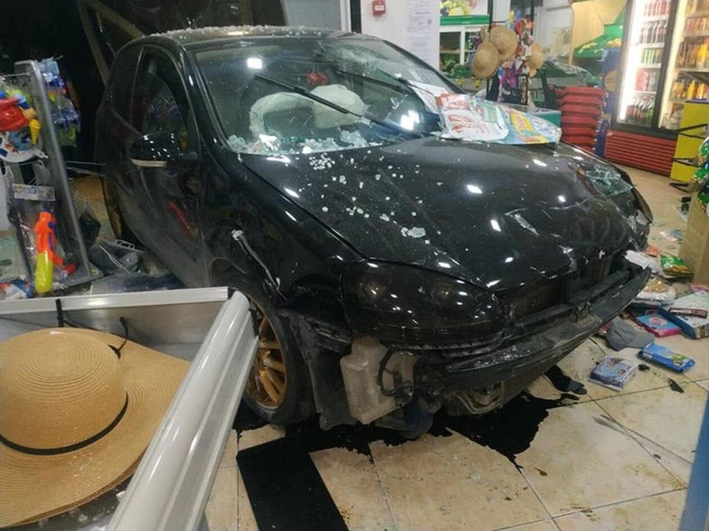 Ρόδος: ΙΧ «καρφώθηκε» μέσα σε σούπερ μάρκετ (φώτο)