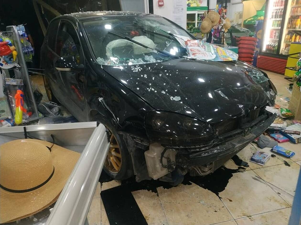 Ρόδος: ΙΧ «καρφώθηκε» μέσα σε σούπερ μάρκετ (φώτο)