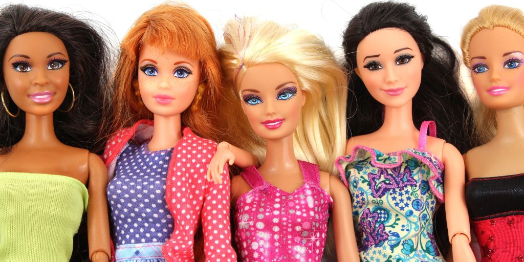 Οι κούκλες της Barbie μπήκαν σε… καραντίνα και έγιναν viral – «Κολλημένες» στο λάπτοπ και με πατατάκια στο χέρι (φωτο)