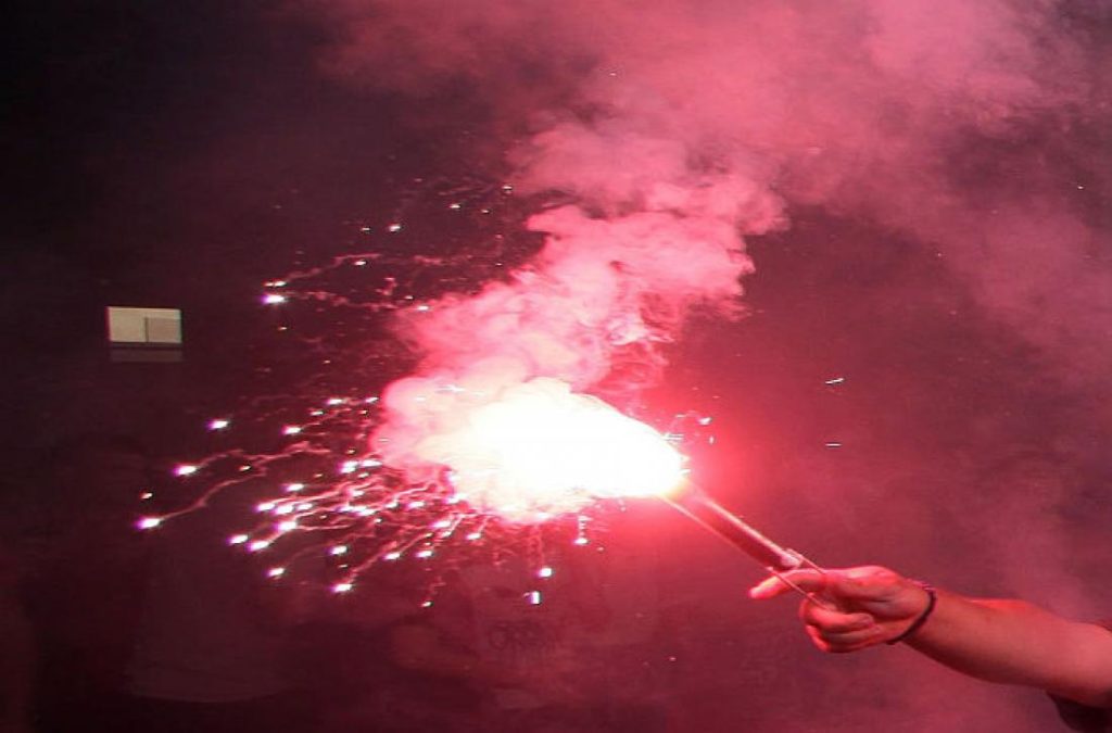 Μάλλον ήταν «πράσινοι»: Άναψαν καπνογόνο επειδή νίκησε ο Ολυμπιακός και οι γείτονες… κάλεσαν την πυροσβεστική (βίντεο)