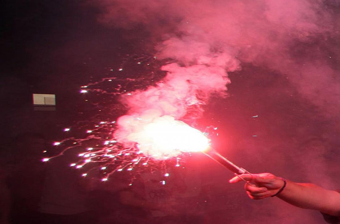 Μάλλον ήταν «πράσινοι»: Άναψαν καπνογόνο επειδή νίκησε ο Ολυμπιακός και οι γείτονες… κάλεσαν την πυροσβεστική (βίντεο)