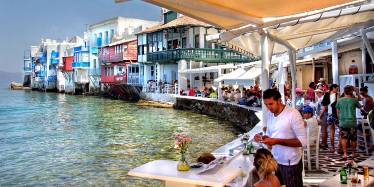 Μύκονος: Δεν κατεβάζουν «ρολά» οι καταστηματάρχες – Συστήνουν επιτροπή με λοιμοξιωλόγους και επικοινωνιολόγους