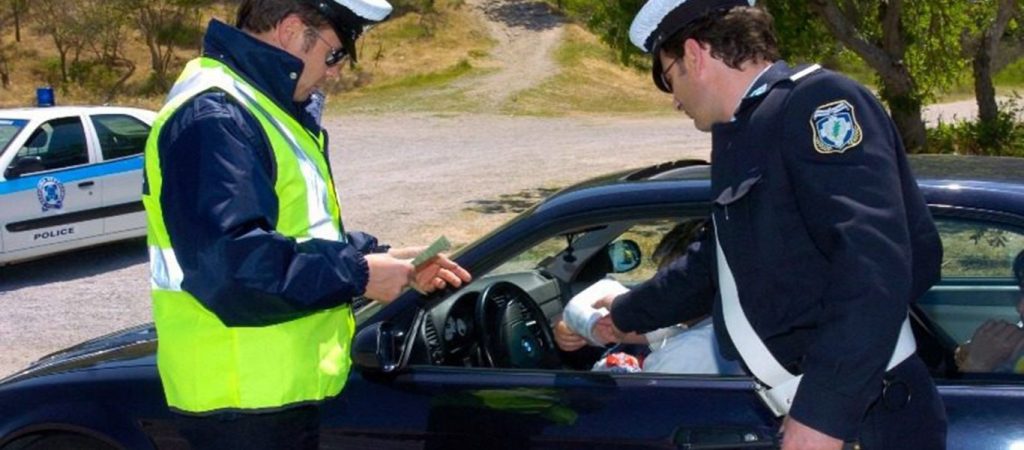 Τροχαία: Μέσα σε μια εβδομάδα βεβαιώθηκαν 1.136 παραβάσεις για κινητό και οδήγηση υπό την επήρεια αλκοόλ