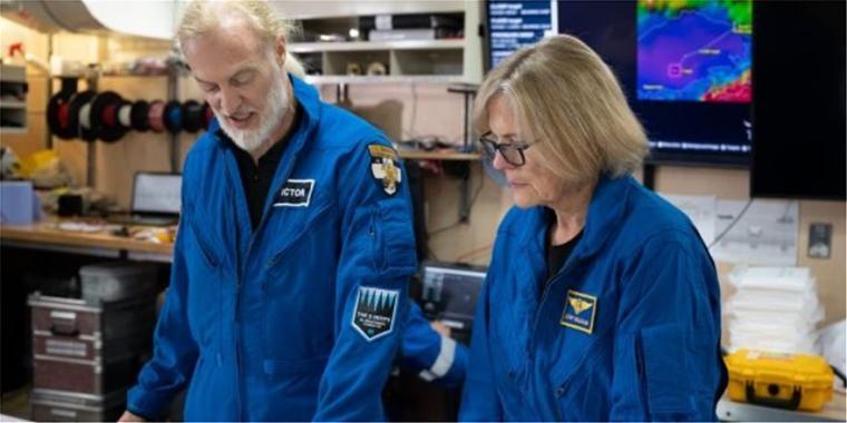 Η πρώτη Αμερικανίδα αστροναύτης που περπάτησε στο διάστημα έφτασε στο βαθύτερο σημείο των ωκεανών της Γης