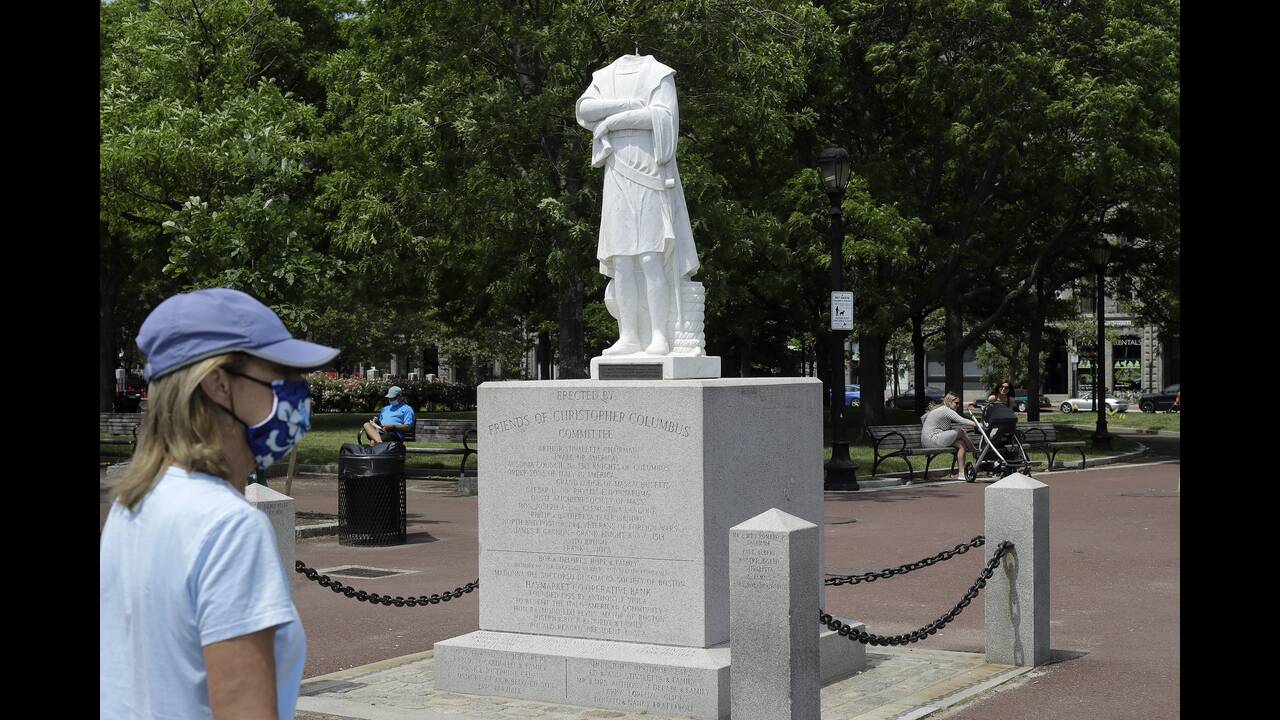 ΗΠΑ: Τους πείραξε μέχρι και ο Κολόμβος – Διαδηλωτές βανδάλισαν το άγαλμα του (φώτο)