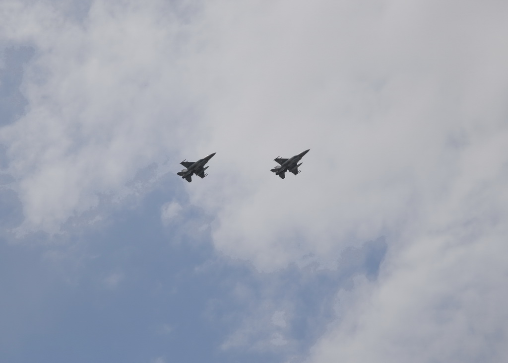 Πάλι έβαλαν μαχητικά της ΠΑ να πετάξουν πάνω από τα Σκόπια – Αυτή τη φορά  για τον εορτασμό της… Αεροπορία τους