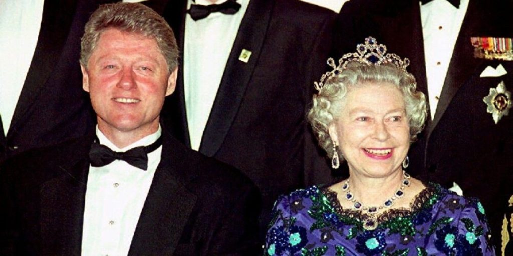Τα κάνει όλα και συμφέρει: Άντρας είναι ταυτόχρονα σωσίας του Μπιλ Κλίντον και της βασίλισσας Ελισάβετ! (φώτο)