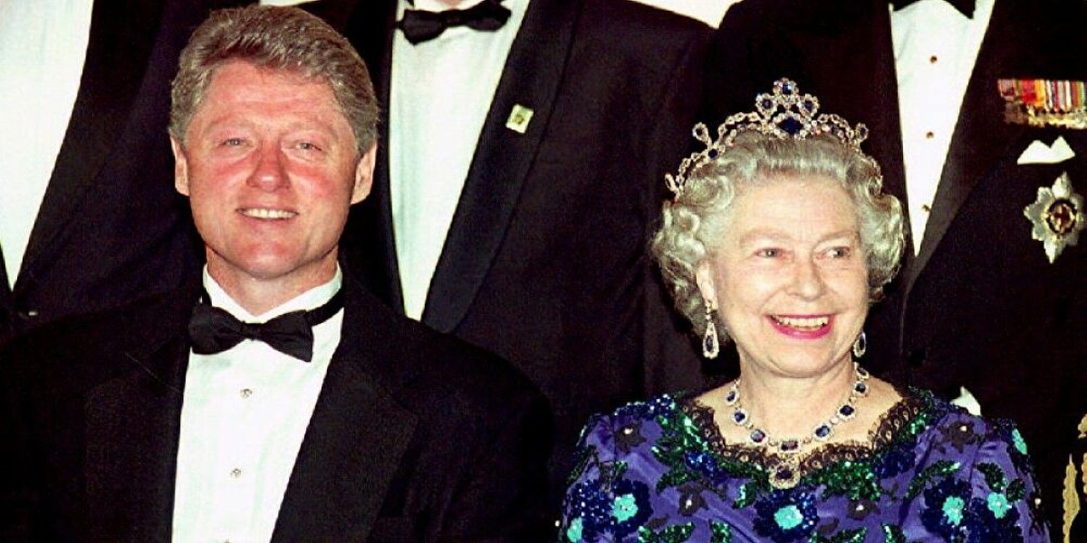 Τα κάνει όλα και συμφέρει: Άντρας είναι ταυτόχρονα σωσίας του Μπιλ Κλίντον και της βασίλισσας Ελισάβετ! (φώτο)
