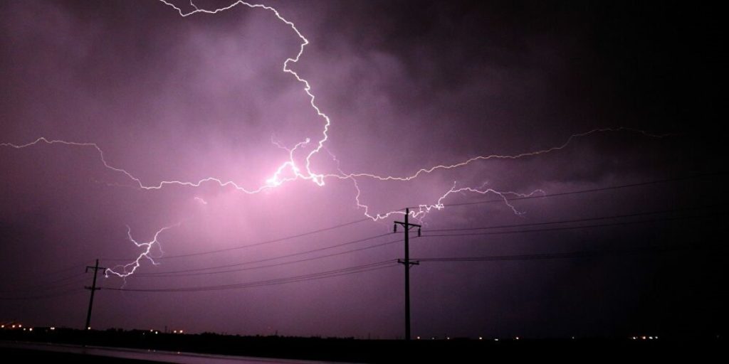 Απίστευτο βίντεο: Τριπλός κεραυνός χτυπάει ανελέητα αεροπλάνο πάνω από το Λονδίνο