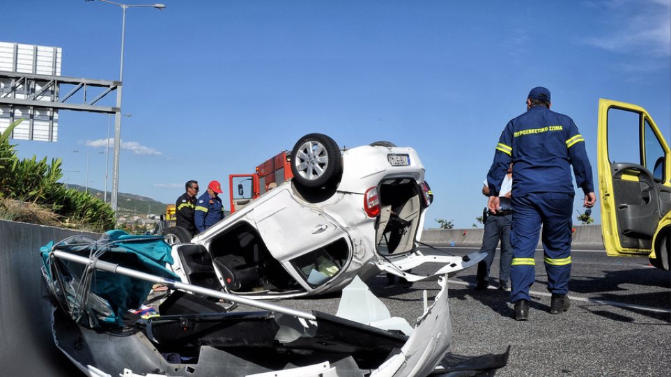 Τροχαίο ατύχημα στον Ισθμό της Κορίνθου: Αυτοκίνητο αναποδογύρισε (βίντεο)