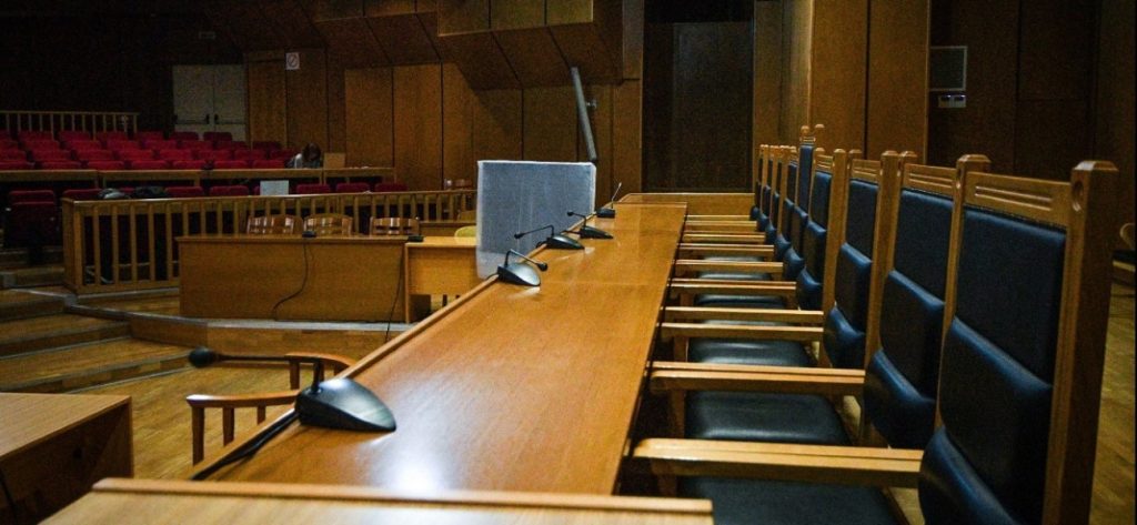 Επίθεση με βιτριόλι: Βίντεο από την μεταφοράς της 35χρονης στον εισαγγελέα