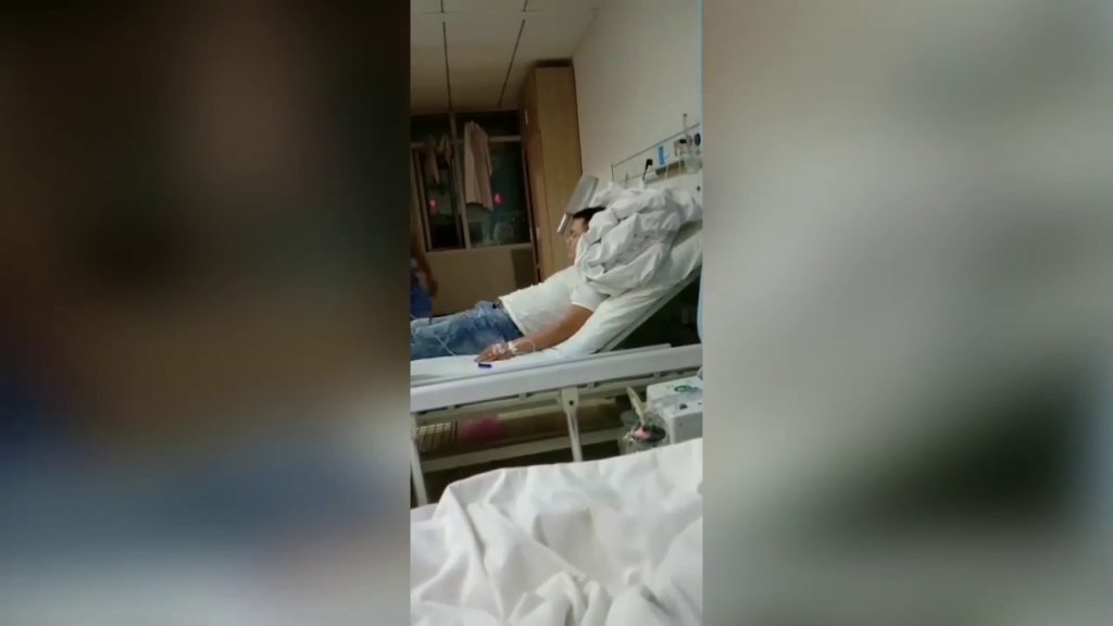 Σκληρές εικόνες: Πήγε στο νοσοκομείο με έναν μπαλτά «καρφωμένο» στο κεφάλι! (βίντεο)