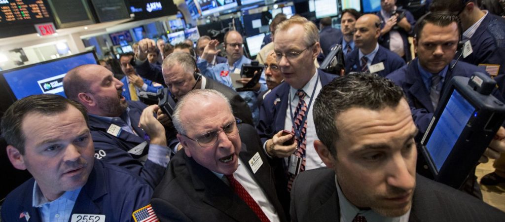 «Βουτιά» στη Wall Street – 1500 μονάδες κάτω ο Dow Jones