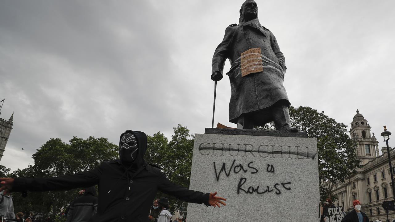«Ρατσιστής» και ο Γ. Τσόρτσιλ – «Οργισμένοι» διαδηλωτές βεβήλωσαν το άγαλμα του – Προειδοποιεί ο Μ.Τζόνσον