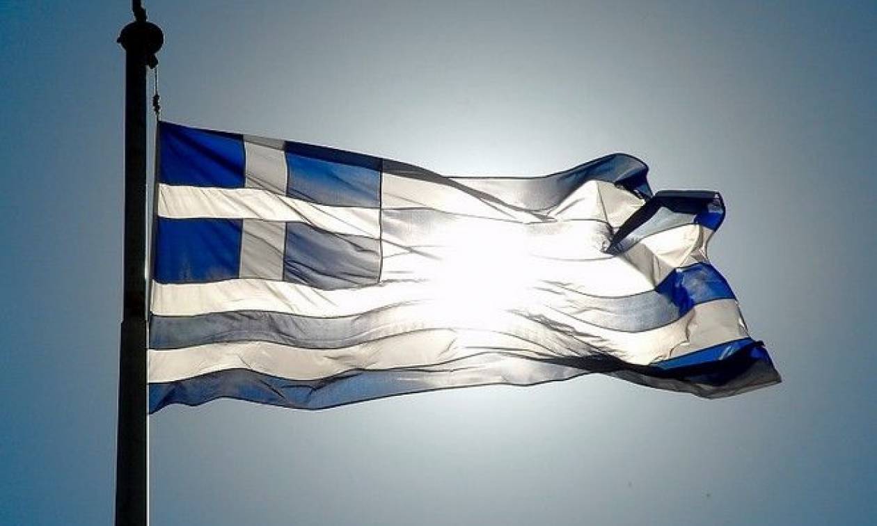 Λέρος: Oμάδα νέων δημιούργησε ελληνική σημαία 500 τ.μ. με πέτρες – Εντυπωσιακό! (φωτο)