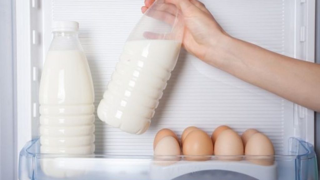 Βάζετε το γάλα στην πόρτα του ψυγείου; – Σταματήστε το όσο είναι καιρός!