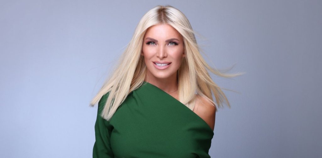 Η Κατερίνα Καινούργιου ποζάρει με το μπικίνι της στα βράχια και όλοι «υποκλίνονται» (φωτο)