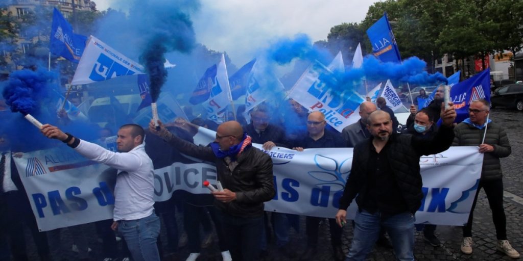 Παρίσι: Διαδήλωση αστυνομικών ενάντια στην απαγόρευση ακινητοποίησης υπόπτων με “chokehold”- «Ποιος σφάζει ποιον;»