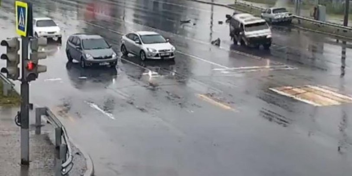 «Από μηχανής θεός»: Οδηγός σώζει πιτσιρίκι που πετάχτηκε σε λεωφόρο (βίντεο)