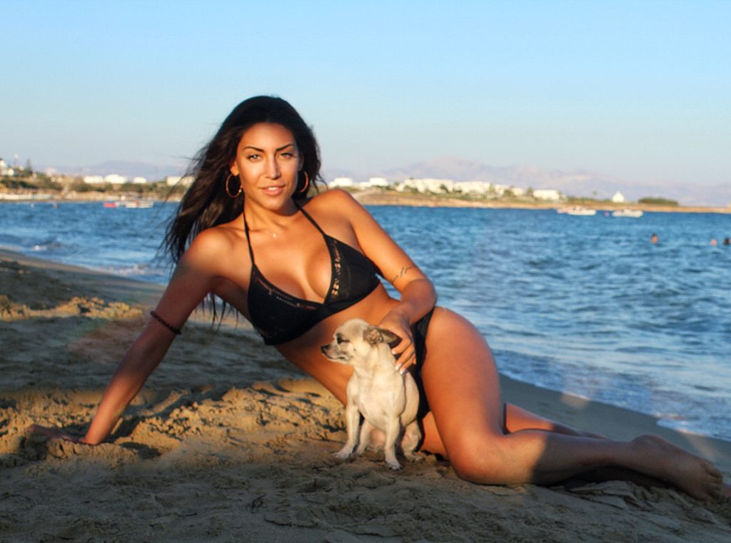 Η Φελίσια Λαπάτη ποζάρει με κόκκινο μαγιό στην αμμουδιά και… «αναστατώνει» (φώτο)