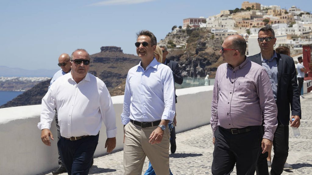 Δείτε live: Η συνέντευξη Τύπου του Κ.Μητσοτάκη από τη Σαντορίνη (βίντεο)