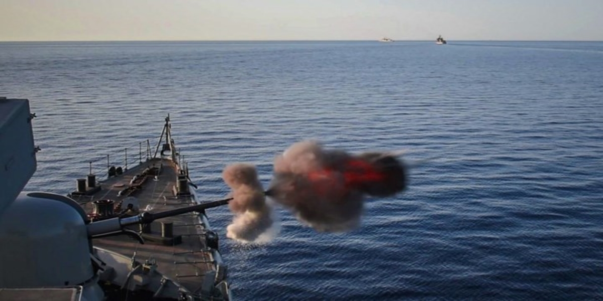Εντυπωσιακές εικόνες από την άσκηση του Πολεμικού Ναυτικού με πραγματικά πυρά – Δείτε τις φωτογραφίες