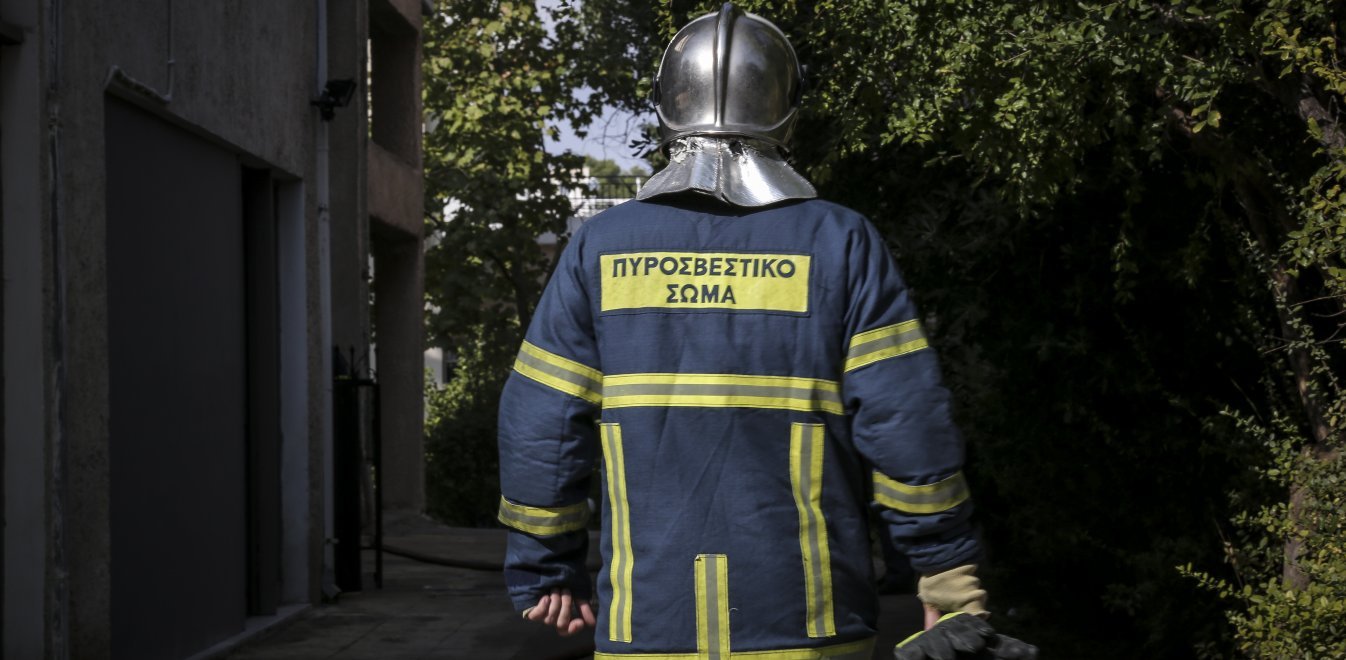 Φρίκη στη Λαμία: Πυροσβέστης έβαλε τέλος στη ζωή του με αλυσοπρίονο μπροστά σε συνάδελφό του (φώτο-βίντεο)