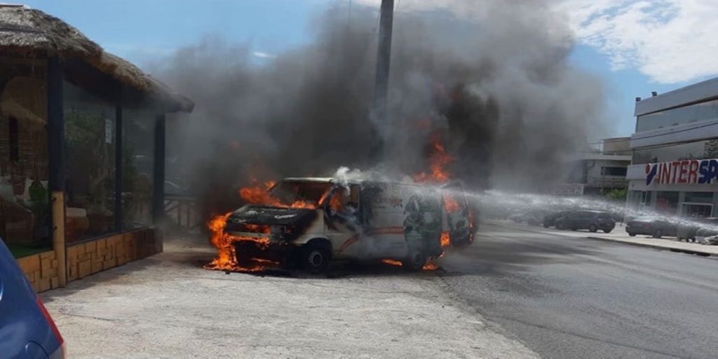 Βάρη: Αυτοκίνητο παραδόθηκε στις φλόγες – Δείτε τις φωτογραφίες