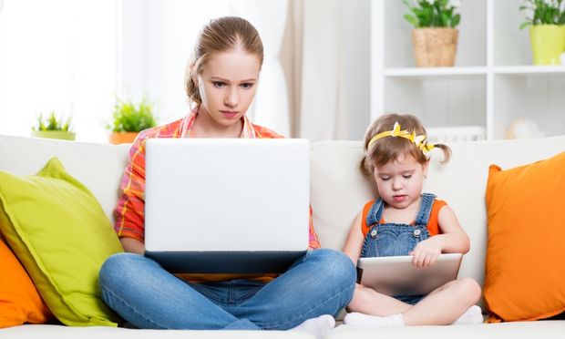 Έρευνα: Ο εθισμός των γονέων στα social media βλάπτει σοβαρά τα παιδιά