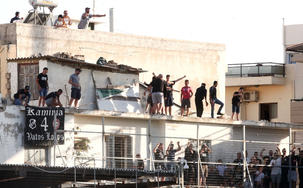 ΟΦΗ – ΑΕΚ: Άδειες κερκίδες γεμάτες… ταράτσες (φώτο)