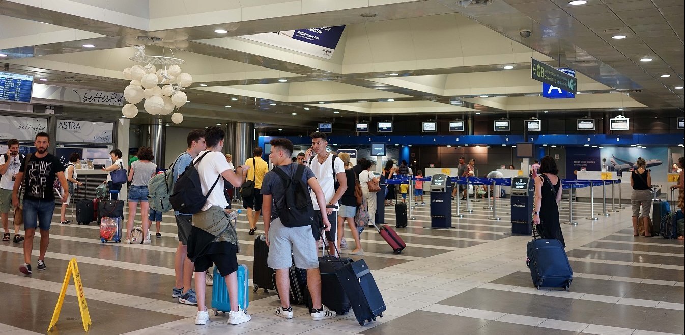 Η Ελλάδα «ανοίγει» τις πύλες της στους τουρίστες: Αναλυτικά όλα τα μέτρα προστασίας στα αεροδρόμια
