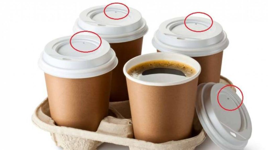 Σε τι χρησιμεύει αυτή η μικρή τρυπούλα στα καπάκια του καφέ;