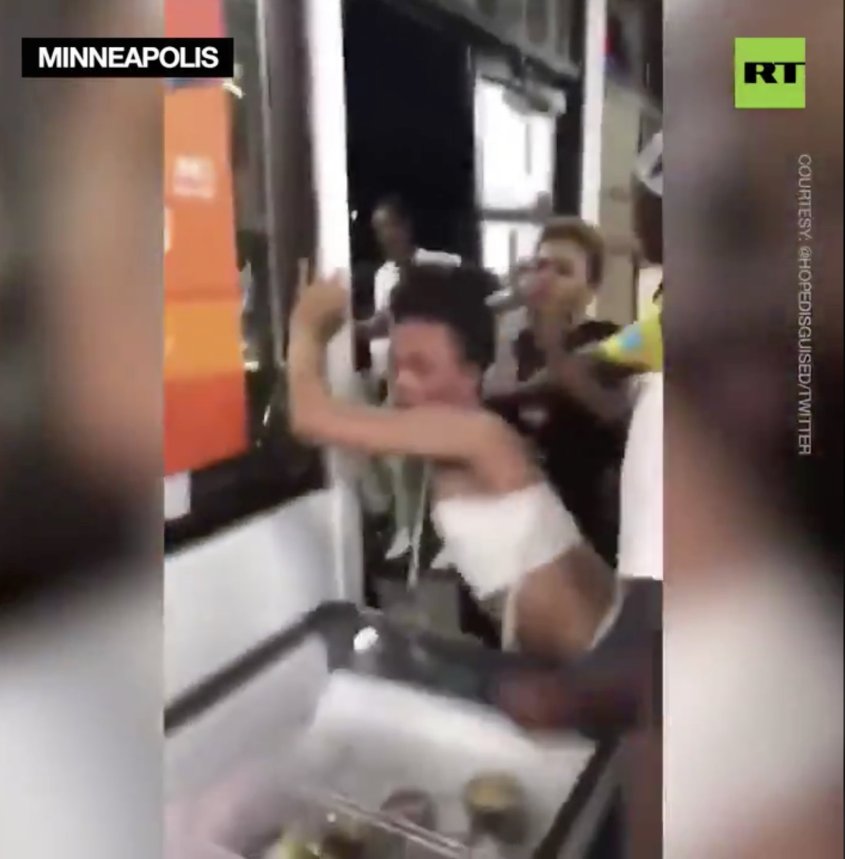 Μινεάπολη: Δεκάδες Αφροαμερικανοί χτυπούν ανελέητα μαύρη τρανσέξουαλ! (βίντεο)