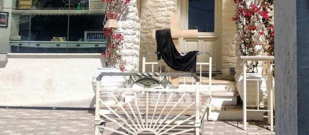 Πάτρα: Πρωτότυπη διαμαρτυρία για τα «λουκέτα» στην εστίαση – Ένα κρεβάτι, ένα ύφασμα και ο σταυρός (φώτο)