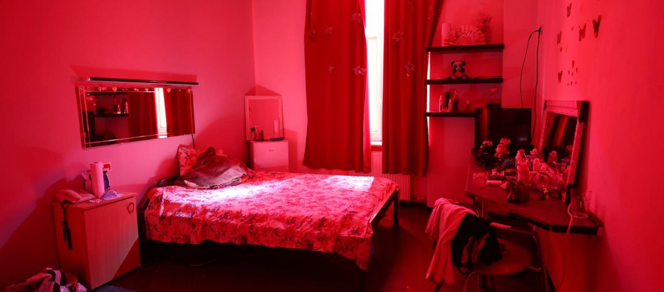 Νέες εξωφρενικές κυβερνητικές απαγορεύσεις: Στους οίκους ανοχής οι πελάτες πρέπει να… «τελειώνουν» σε 15’!