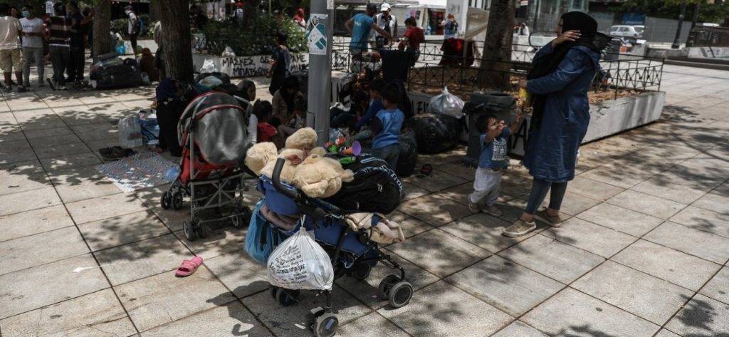 Οι αλλοδαποί κατέλαβαν τη πλατεία Βικτωρίας και η Αστυνομία… διαπραγματεύεται την απομάκρυνσή τους!