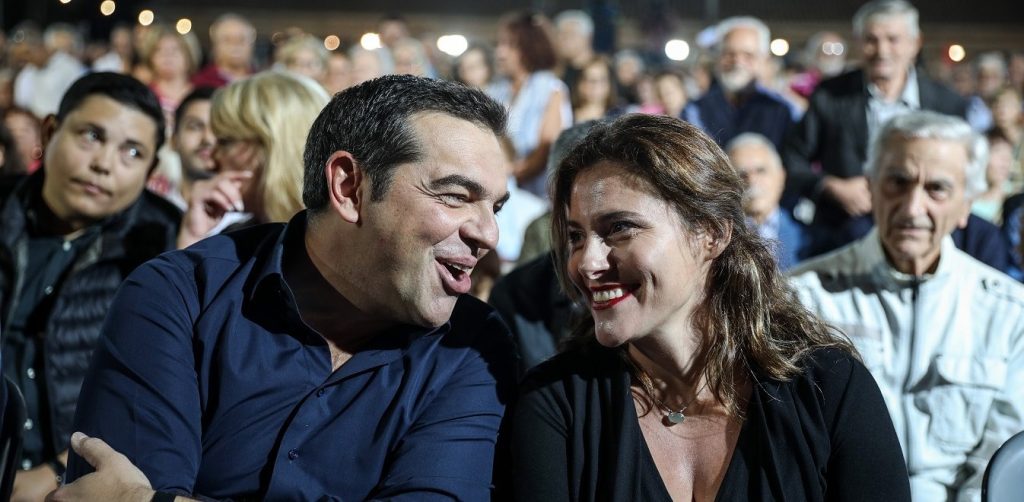 Στην Αίγινα ο Αλέξης Τσίπρας και Μπέτυ Μπαζιάνα – Τα καυτά φιλιά και η… παρέλαση ηθοποιών από το τραπέζι τους (φωτο)