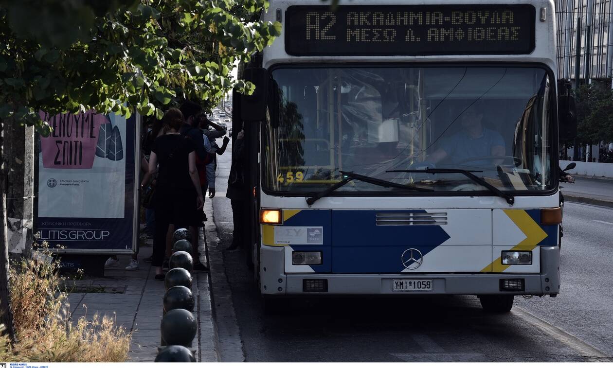 Σύνταγμα: Λεωφορείο έπεσε σε στάση – Μια γυναίκα τραυματίστηκε (φωτο)