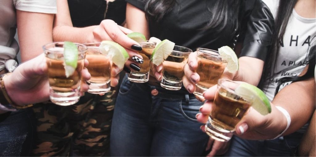 «Παρελθόν» τα νοθευμένα ποτά; – Δημιουργήθηκε με ελληνική συμμετοχή συσκευή τσέπης που ανιχνεύει τις «μπόμπες»