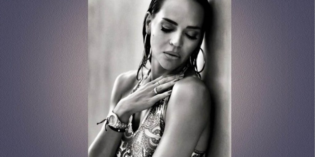 «Φωτιά» στα «κόκκινα» η Ν. Καρρά: Ποζάρει με μπικίνι στην παραλία και αναστατώνει (φώτο)