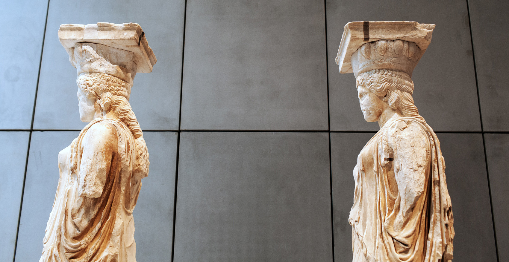 Βρετανικό Μουσείο: Ελληνίδες ντύθηκαν Καρυάτιδες και επισκέφθηκαν την κλεμμένη αδερφή τους (φωτο)