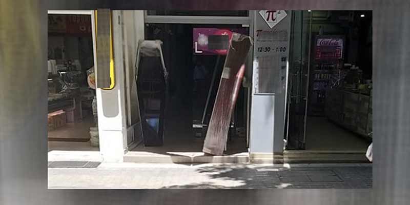 Μακάβρια εικόνα στην Κοζάνη: Άφησαν δύο φέρετρα έξω από μαγαζί (φώτο)